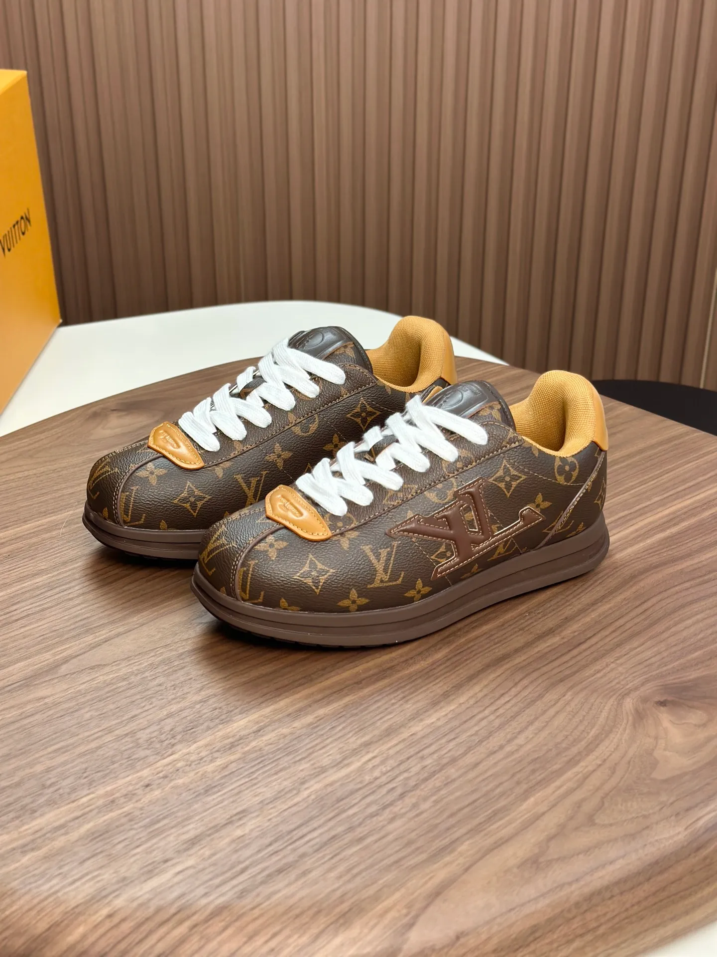 Factory direct sale ¥700💰Full set of packaging💰Top version LV-Louis Vuitton-Classic catwalk new style 1:1 developed replica of the original version! ! The upper foot is very comfortable. It is made of luxurious materials and fine workmanship. The midsole is printed with English letters "Made in Europe". The upper is made of calfskin imported from Italy. The side is decorated with the brand's LOGO and signature. The latest latex foot pads and mesh lining make the foot feel super comfortable. The original two-color TPU combination outsole is specially provided by the original factory. Bag technology Goodyear stitched edges Fabric: Exclusive custom first-layer cowhide Accessories: Exclusive private model Vuitton logo, lining: Customized silk mesh lining - first-layer silk cowhide lining Outsole: TPU combination outsole wear-resistant, non-slip and anti-yellowing Foot pads: new latex pads-mesh sweat-absorbent Counter technology: fully computerized sewing machine wire drawing Toe box back cover Hot and cold shaping Full set of pull-top last with medium and low logo pattern Counter packaging - Shoelaces, certificates, cards, instructions, certificates of quality, dust bags, the most comprehensive packaging on the Internet, men's size 339-44 (38/45 custom-made, non-refundable!